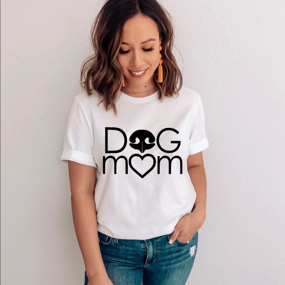 Dog mom graphic tee